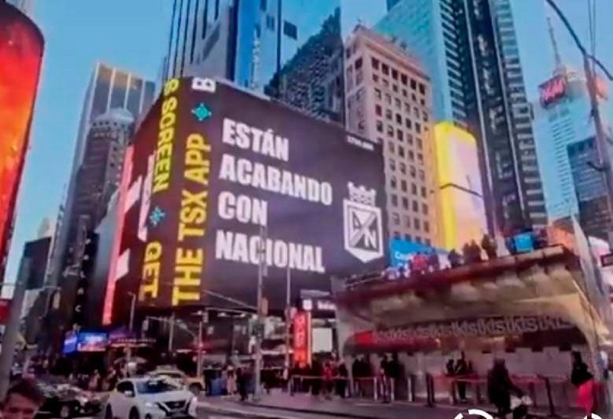 Hasta con pantalla en Times Square hinchas de Nacional protestaron contra directivas del equipo
