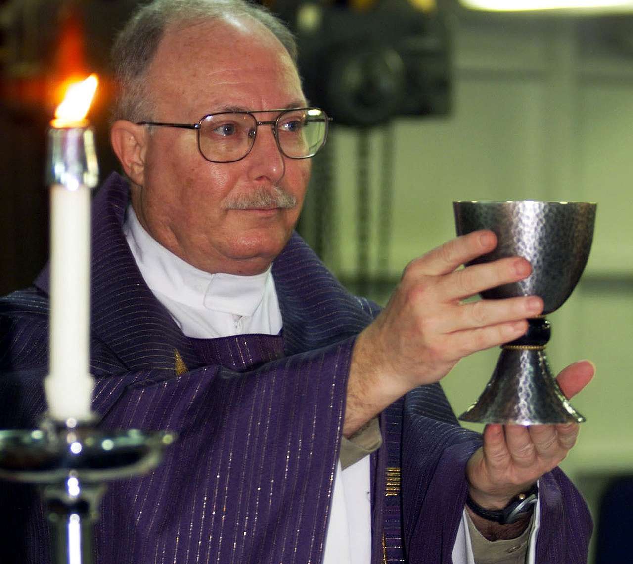 Foto de sacerdote, en nota sobre por qué se usa color morado en Cuaresma: explicación clave de cara a Semana Santa
