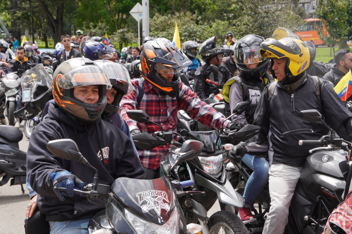 Motociclistas en Bogotá, a propósito de que la Alcaldía de esa ciudad descartó mantener la restricción del parrillero hombre