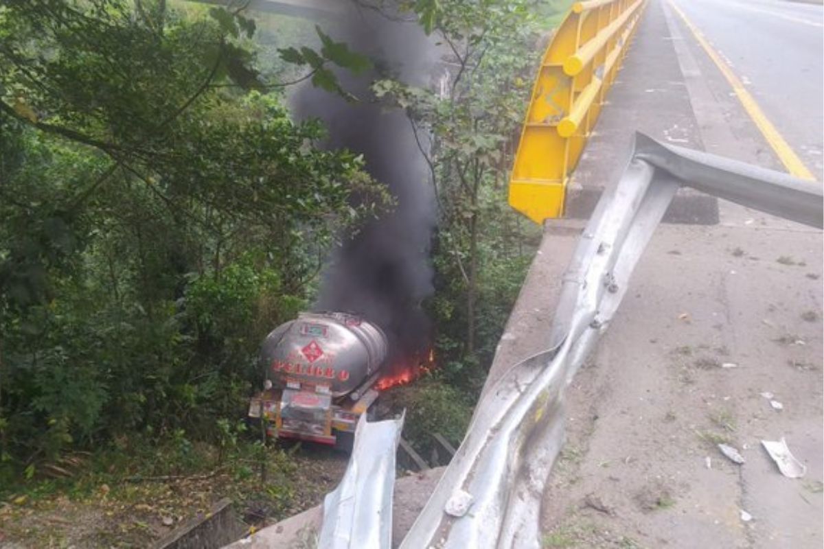 Foto de vía Bogotá-Villavicencio, cerrada por accidente de carrotanque que se incendió