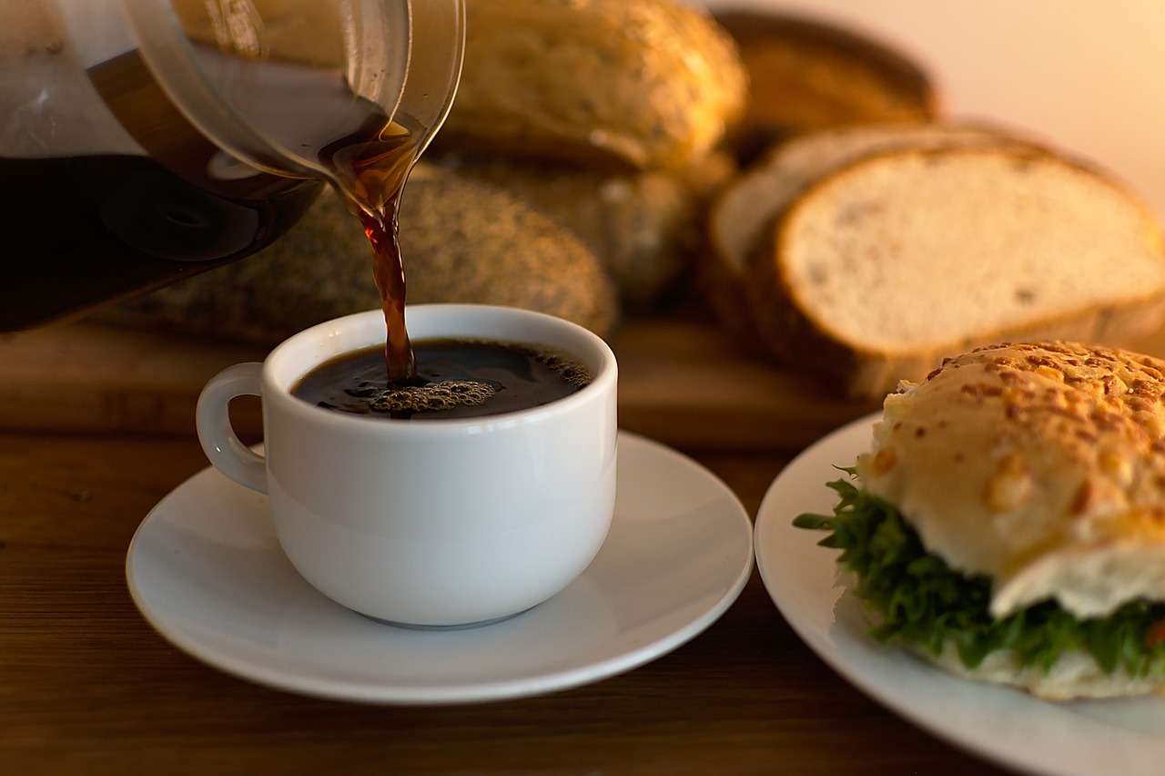 Foto de café, en nota sobre cuál es mejor material para comprar una cafetera: cuide su bolsillo y el sabor