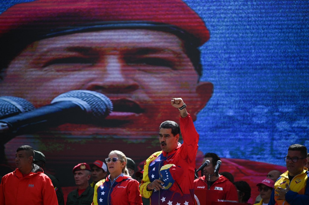 Nicolás Maduro, con una imagen de Hugo Chávez a sus espaldas.