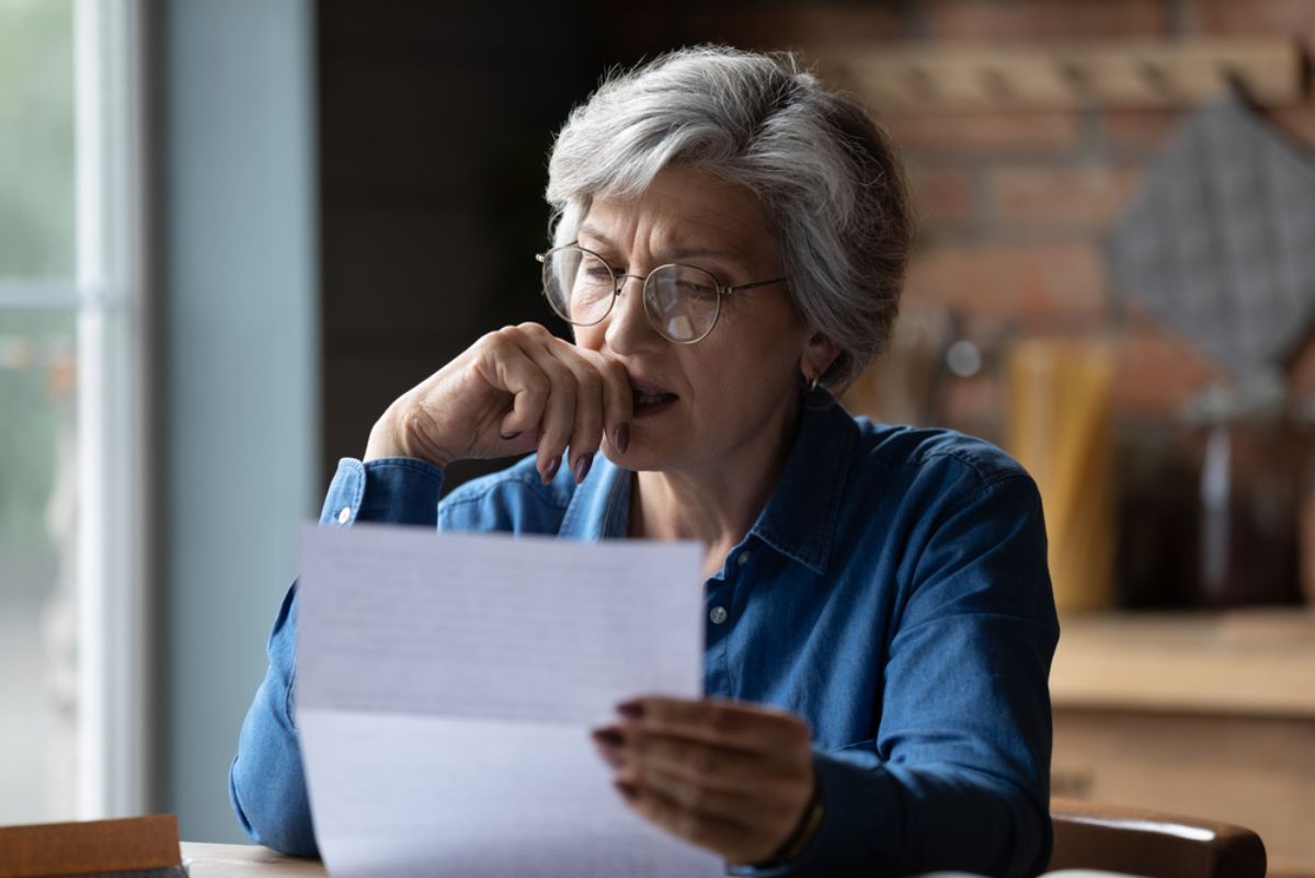 Foto de mujer pensionada, en nota sobre pensión en Colombia, qué beneficios ofrece jubilación con Colpensiones y con fondos privados