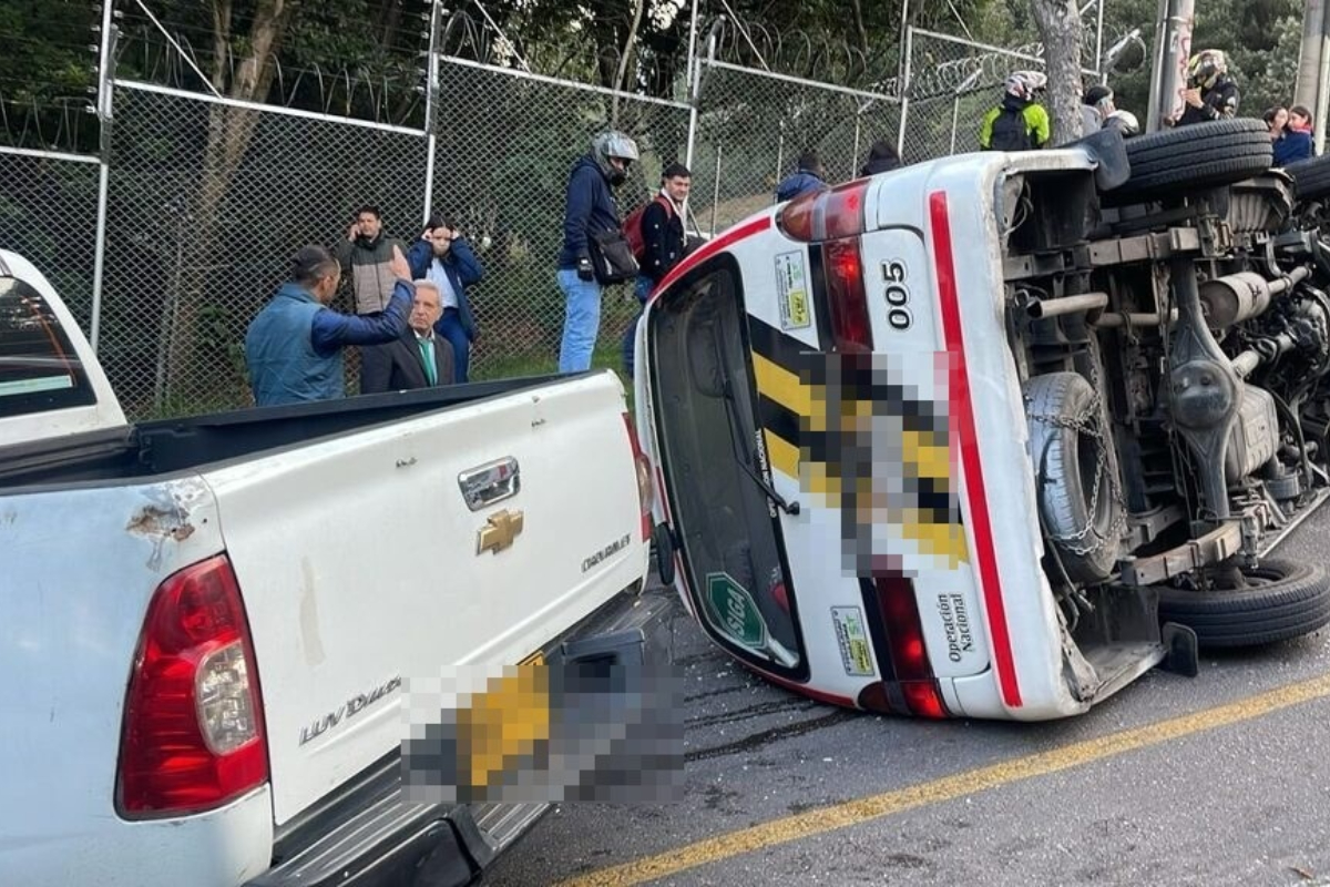 Ruta escolar se volcó en Bogotá y hay 14 menores heridos. Las imágenes son impactantes y los lesionados ya están siendo trasladados a un centro médico. 