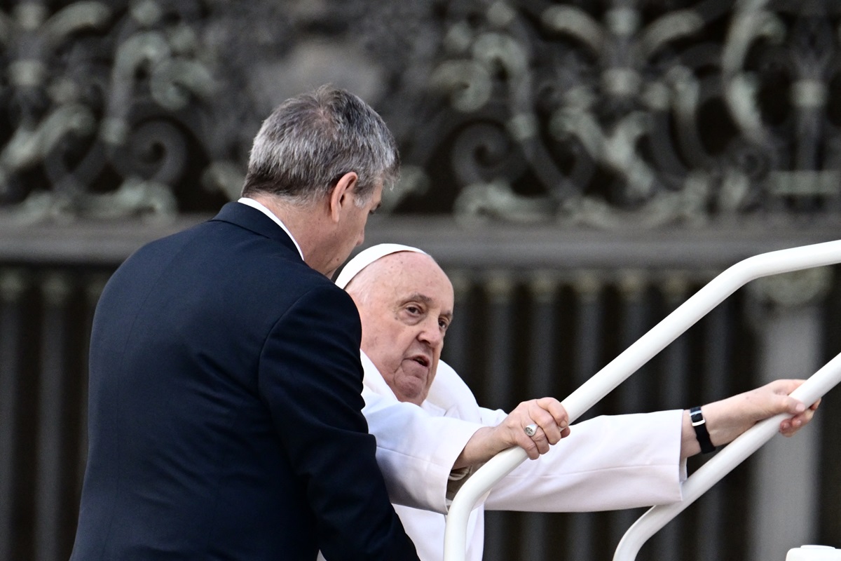El papa Francisco no pudo subirse al papamóvil y su salud preocupa