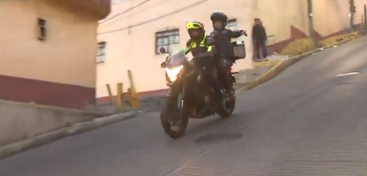 Foto de problema en moto, en nota de que periodista se accidentó en vivo con un policía: cómo fue el lío ante cámara.