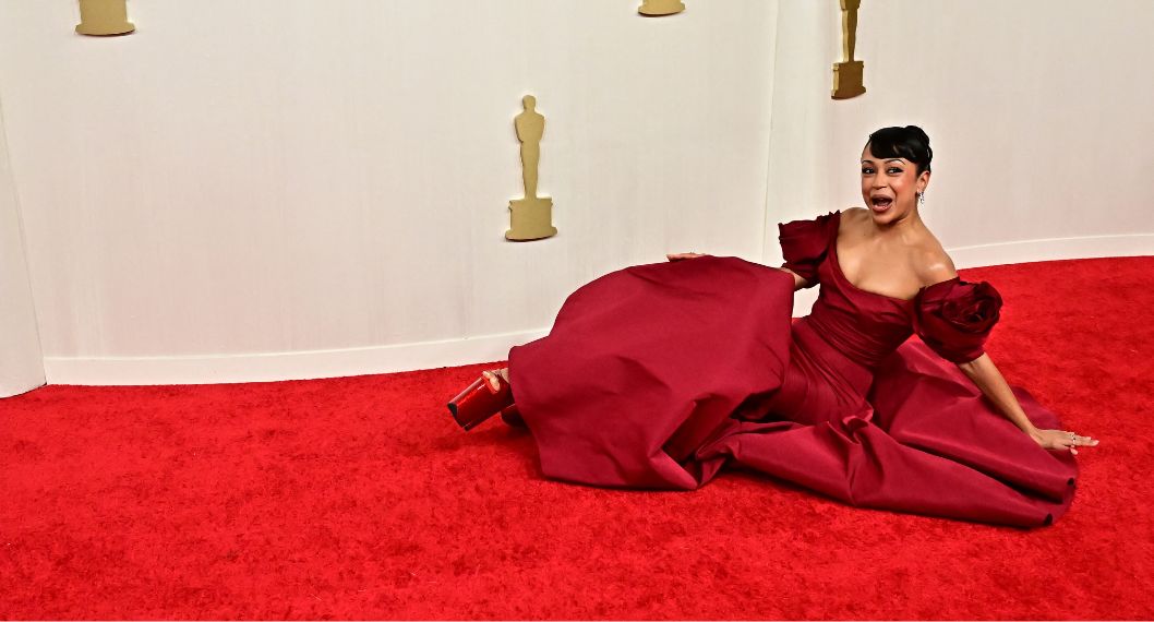 Momento en el que la actriz Liza Koshy se resbaló en la alfombra roja de los premios Óscar y se cayó