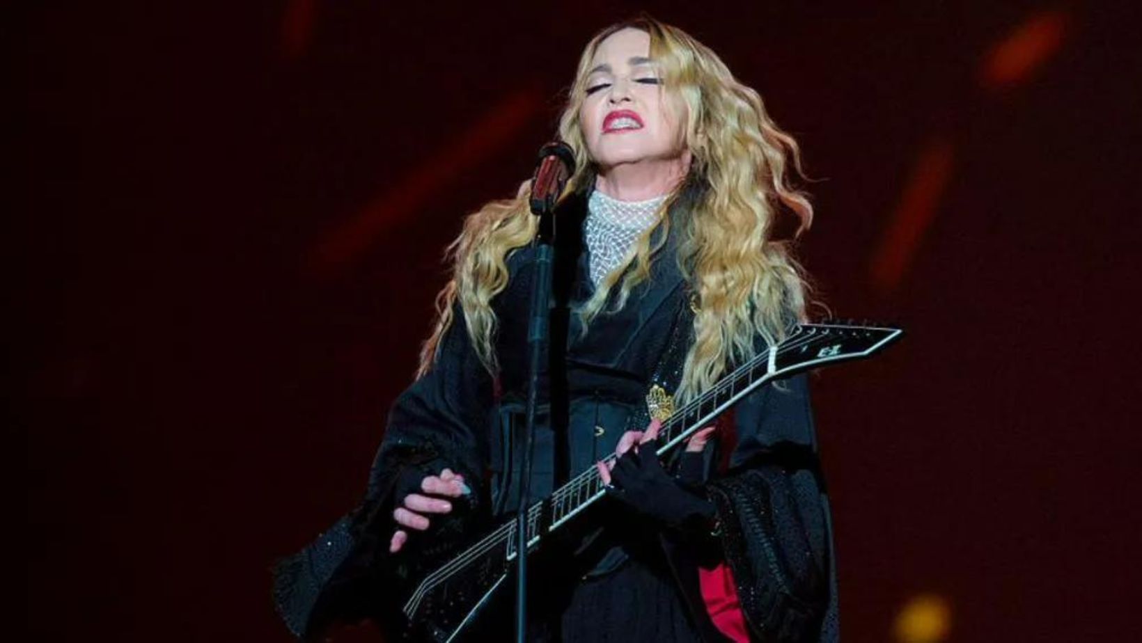 Madonna es viral por regañar a fan, pero se arrepintió: estaba en silla de ruedas
