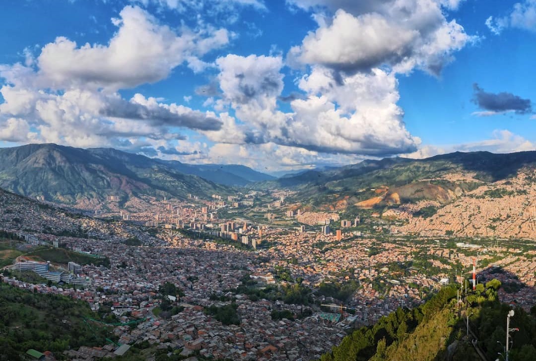 Alcaldía de Medellín prohibió arriendos a corto plazo y el gremio de viviendas turísticas se quejó de la decisión.
