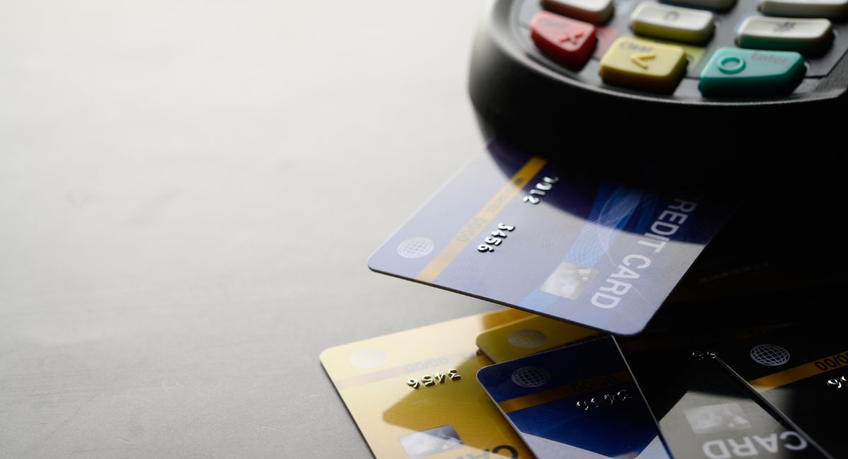 Clientes de Bancolombia, Davivienda, BBVA y otros bancos en Colombia usaron más las tarjetas débito en 2023 y cancelaron tarjetas de crédito por tasas.