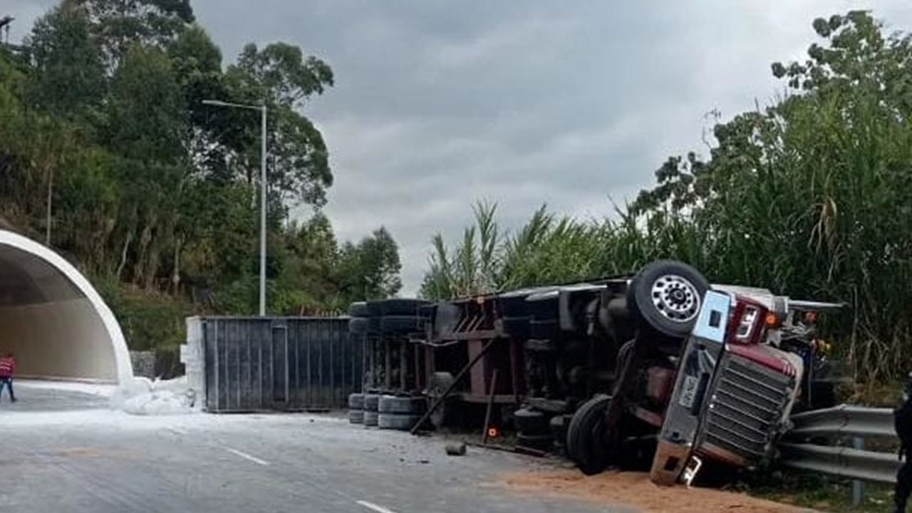 Accidente en La Línea hoy: cómo quedó tractocamión que se volcó.