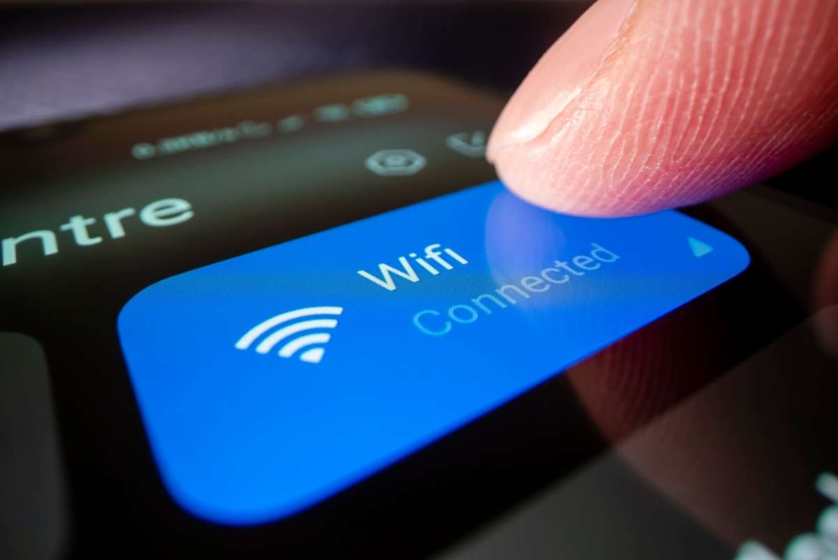 Foto de celular, en nota sobre cómo saber si otras personas están conectadas a mi red de wifi: pasos para protegerla