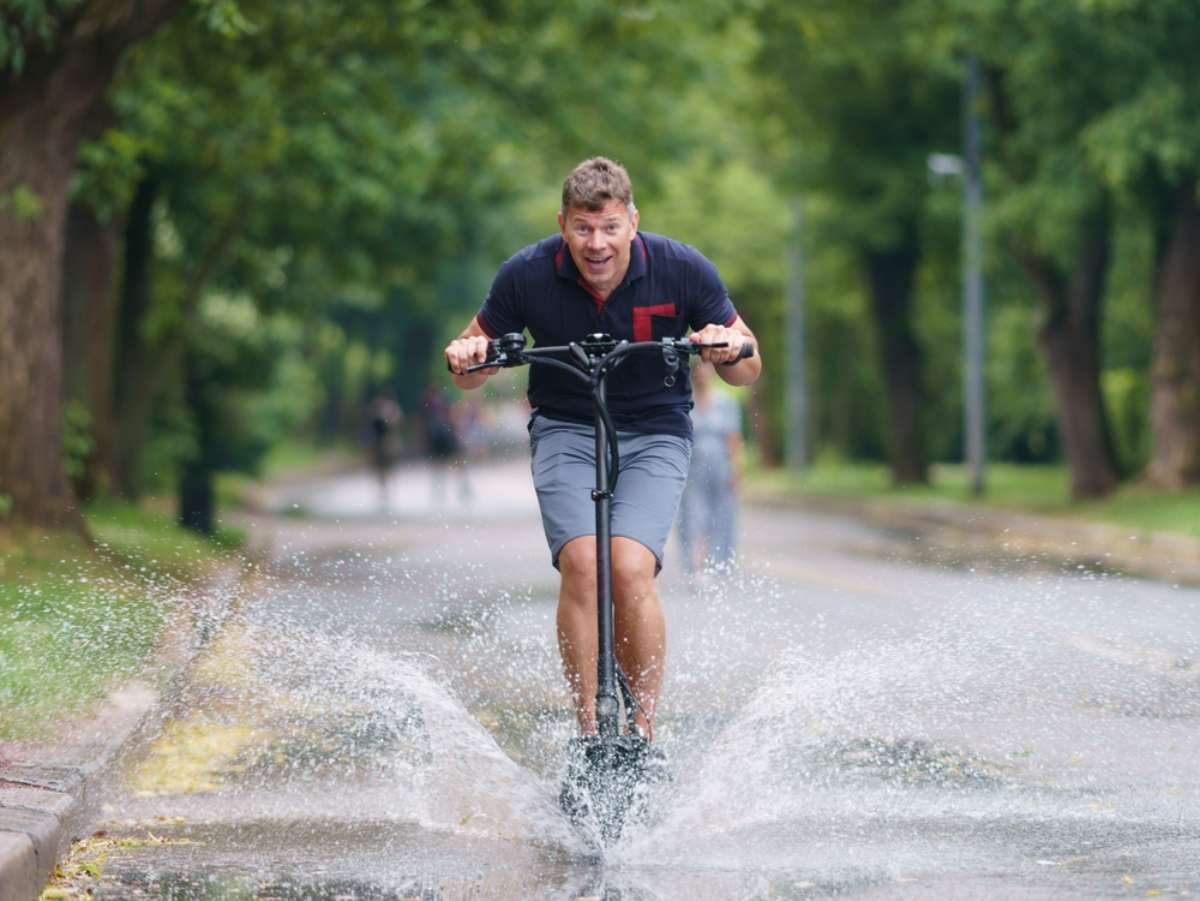 Foto de conductor con scooter, en nota sobre qué pasa si se moja una patineta eléctrica: ojo con lluvias y aclaran si electrocuta