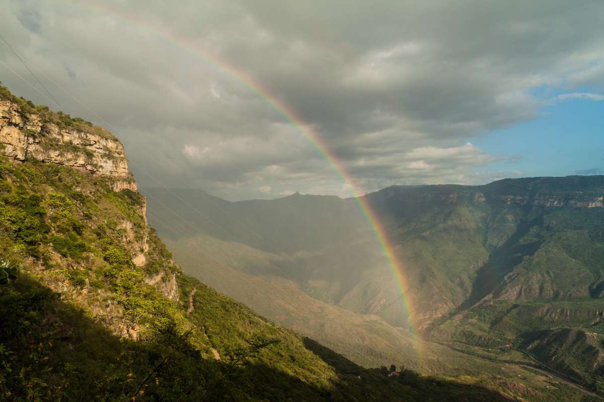 Foto de arcoíris en Chicamocha, en nota sobre por qué el arcoíris no tiene los colores negro, café y gris: así se forman los colores