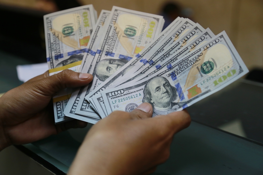 Dólares a pesos: la moneda subió un peso y sigue debajo de los $3.900 hoy