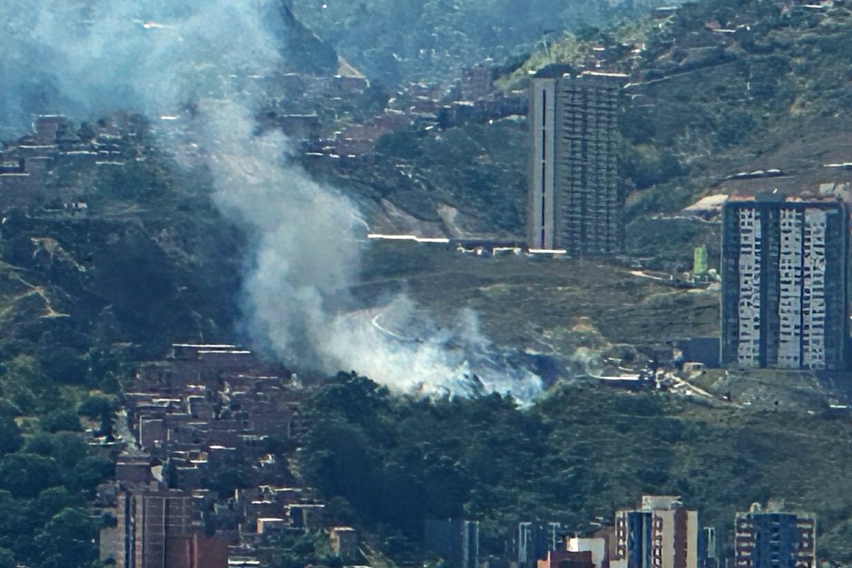 Incendio forestal en el sector de Calasanz, al occidente de Medellín. Bomberos atienden las llamas.