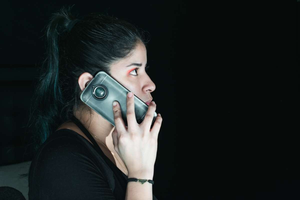 Foto de mujer al teléfono, en nota de cuál es el peligro de aplicaciones de préstamos digitales en Colombia así amenazan
