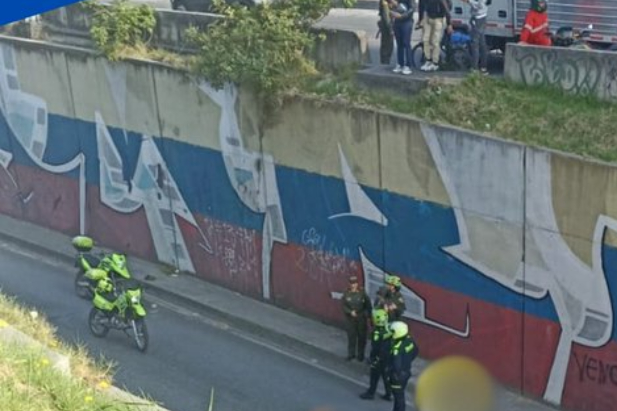 Mujer en Bogotá se cayó de un puente peatonal en el sector de 21 Ángeles, en el noroccidente de la ciudad. Hay un enorme caos en el sector. 