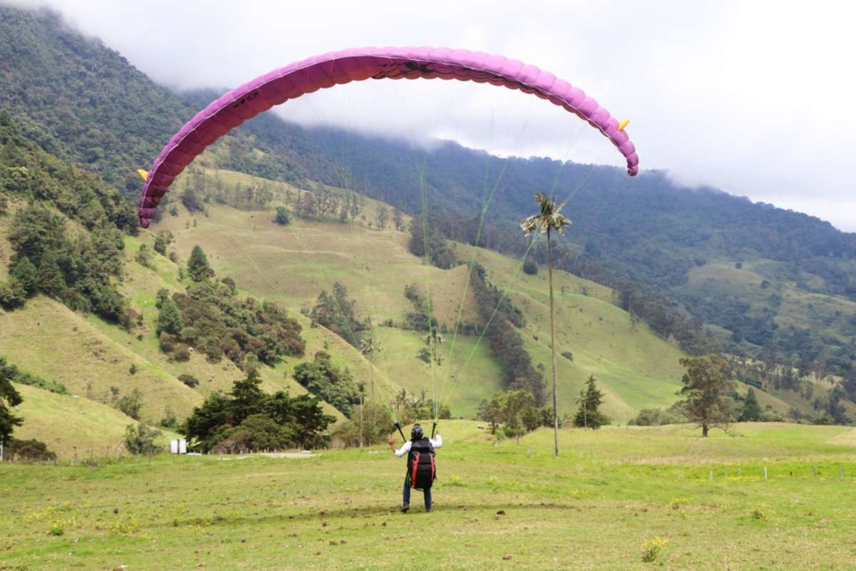 Foto de parapente, en nota sobre cómo verificar que es seguro y cuáles son los peligros en Colombia