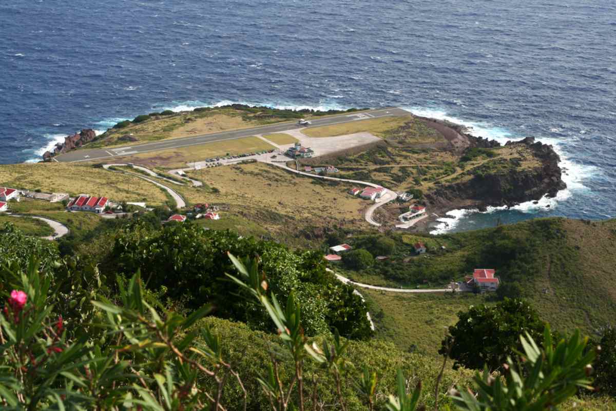 Foto de Saba, en nota de cuál es la pista de aterrizaje más corta del mundo: no todo avión puede usarla