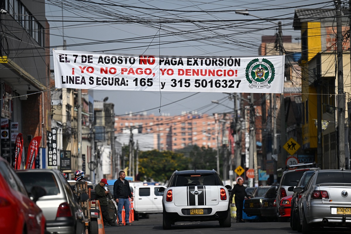Comerciantes pagan a grupo de autodefensa en importante barrio de Bogotá