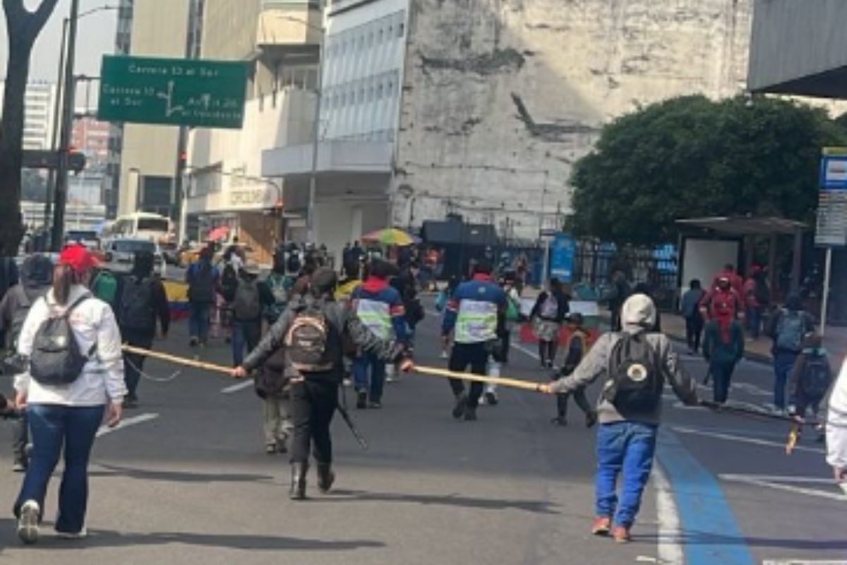 Manifestaciones en centro de Bogotá arman trancones por calle 26 con carrera 13
