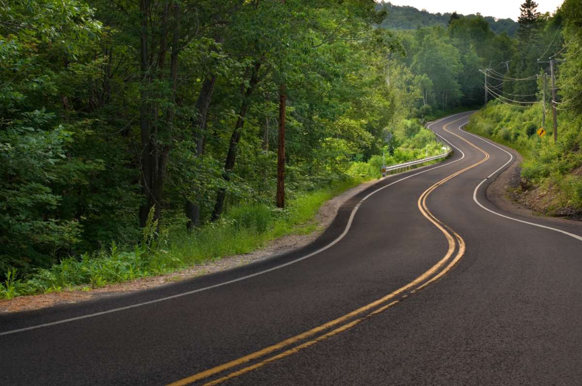 Foto de vía, en nota de qué significan las líneas amarillas y blancas en la carretera: evitan accidentes