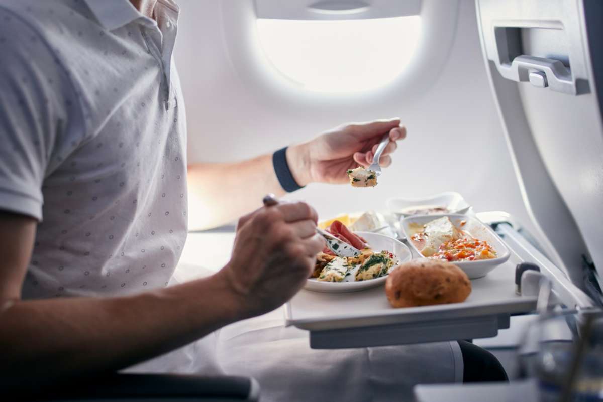 Foto de alimentos en aerolínea, en nota de por qué la comida sabe diferente en el avión: esta es la respuesta que sorprende