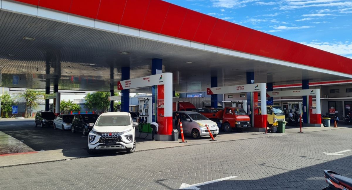 Waze y Google Maps le ayudan a conductores en Colombia a encontrar las estaciones de gasolina y diésel con los precios más bajos en su ruta.