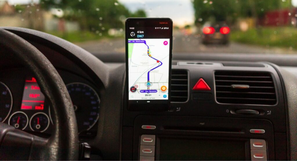 Waze y Google Maps cuentan con herramientas para identificar estas opciones y ahorrar dinero / Shutterstock