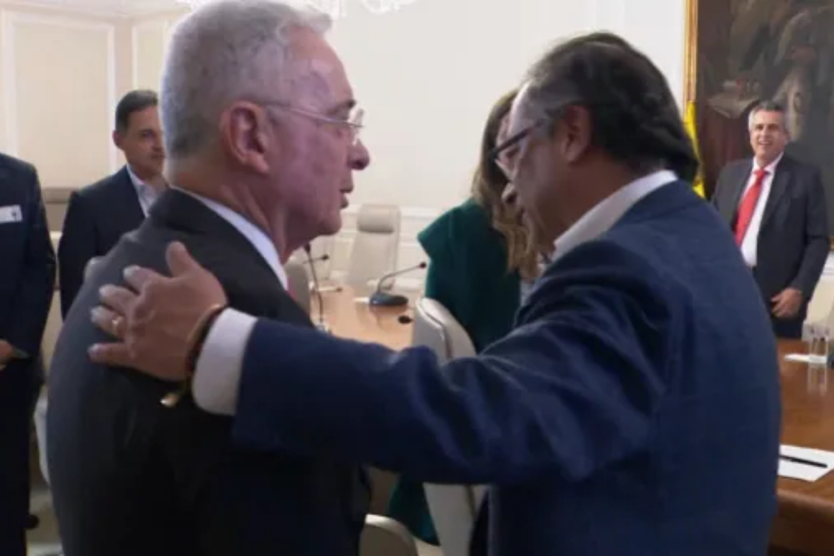 El expresidente Álvaro Uribe le respondió a Gustavo Petro por decir que no paga impuesto predial en Sucre. Le dijo que "no sabía que se le pagaban a él". 