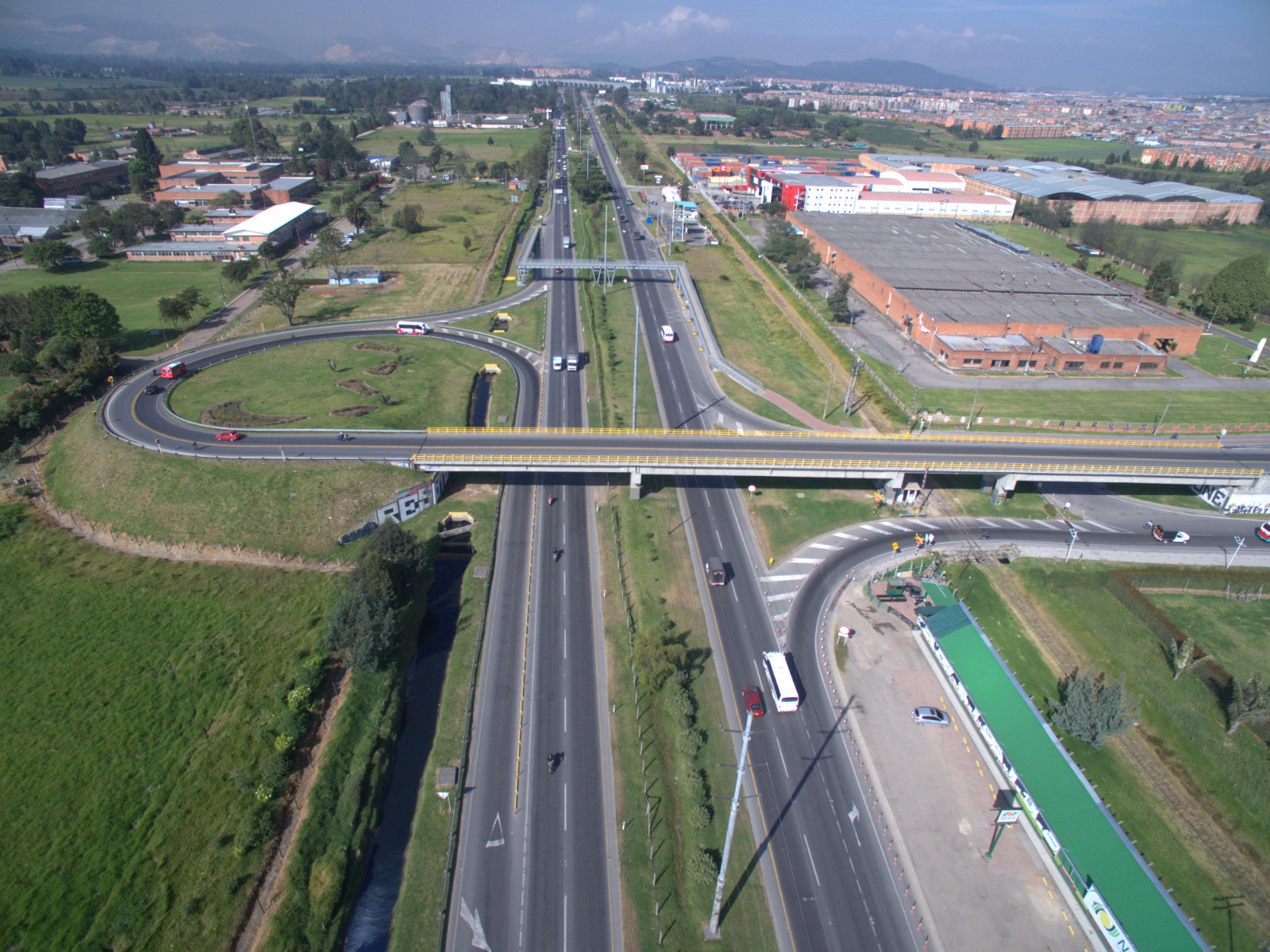Concesión vial Bogotá (Fontibón)-Facatativá-Los Alpes: culminación exitosa y legado de desarrollo regional tras más de 20 años de mantenimiento y operación.