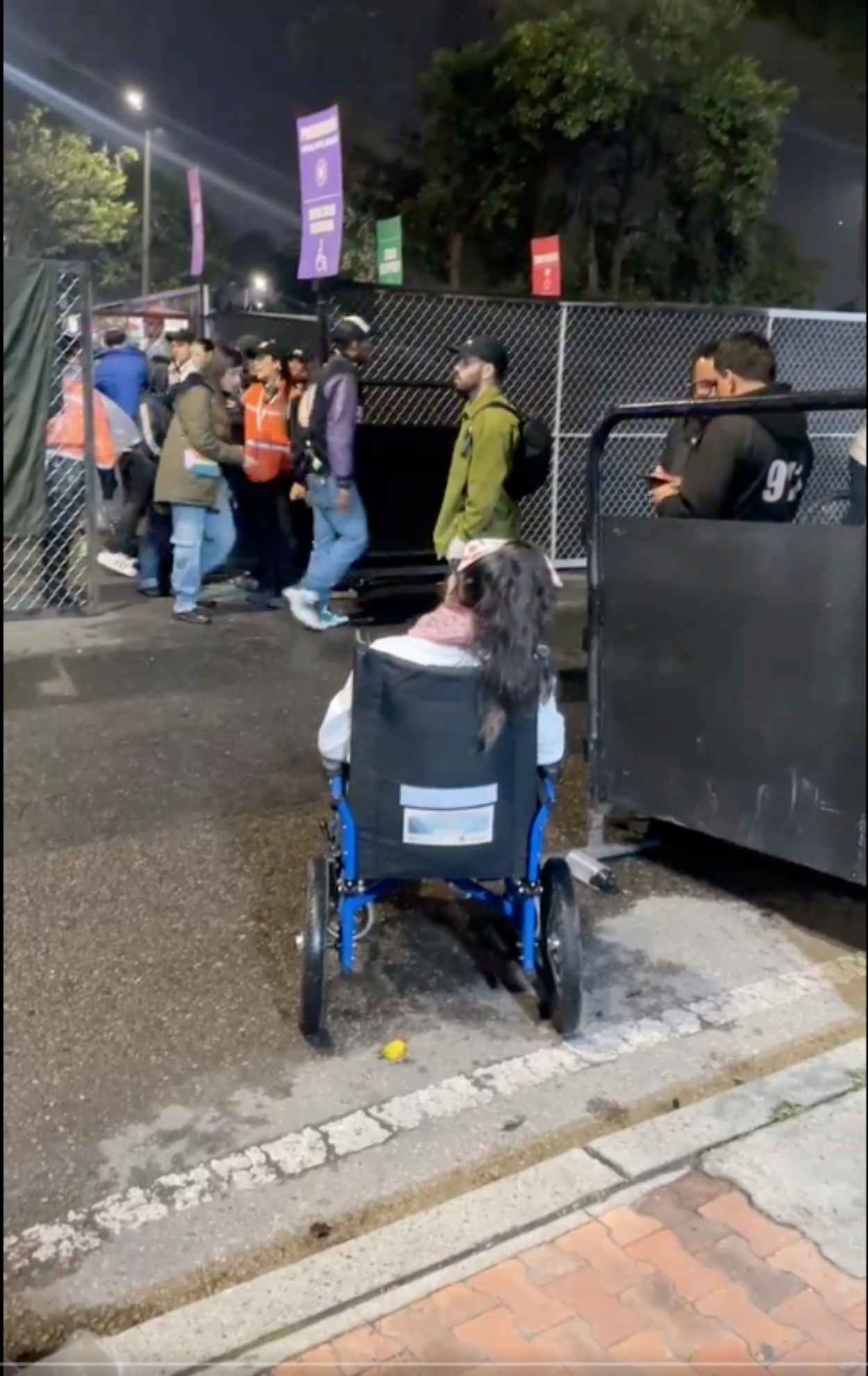 Denuncian que a mujer en silla de ruedas la discriminaron y no la dejaron entrar al FEP