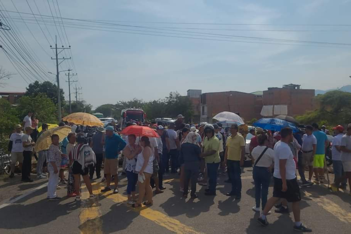 Hay un gran bloqueo de manifestantes en la vía Bogotá-Girardot: hay un enorme trancón en la carretera por parte de los viajeros. 