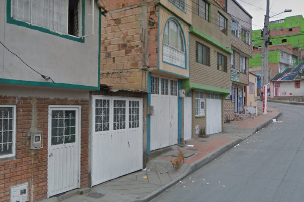 Grave accidente en Bogotá, luego de estrellarse contra una casa, ciclista murió. La estructura de la vivienda también terminó afectada.