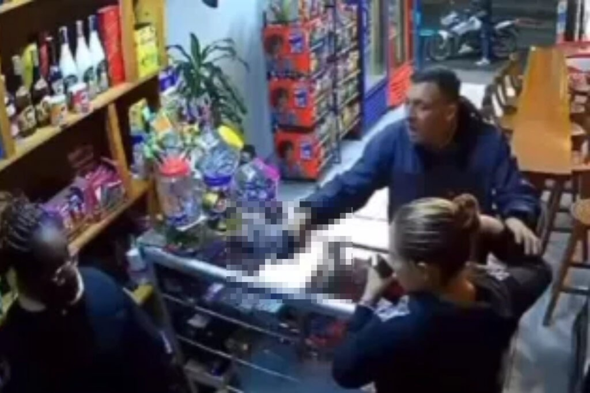 Violento robo a tienda en Bogotá: ladrón amenazó a 2 mujeres y les apuntó con el arma de fuego. "Se me quedan quietecitas", les dijo el delincuente. 