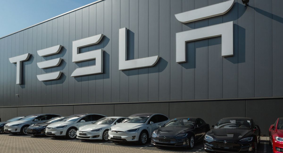 Tesla llegará pronto a Colombia y ya ofrece empleo a profesional con experiencia, inglés fluido y con capacidad de liderar venta de carros eléctricos.