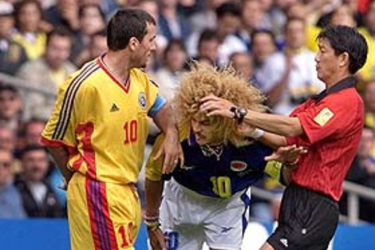 Amargos recuerdos de Colombia ante Rumania: pelucas del 'Pibe' fueron pisoteadas e Iván Mejía hasta se metió de técnico. 