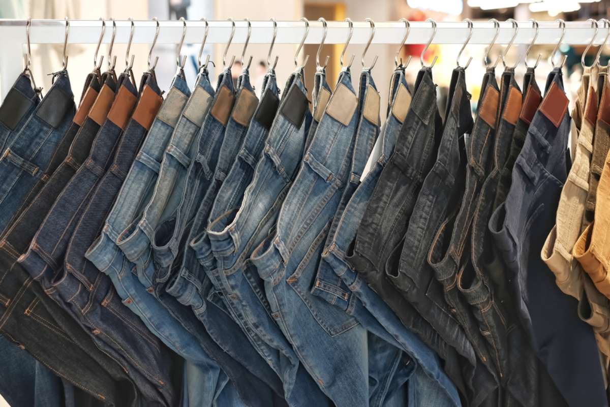 Foto de pantalones, en nota de dónde comprar ropa de Arturo Calle a casi un tercio de precio con jeans a $ 50.000 y más