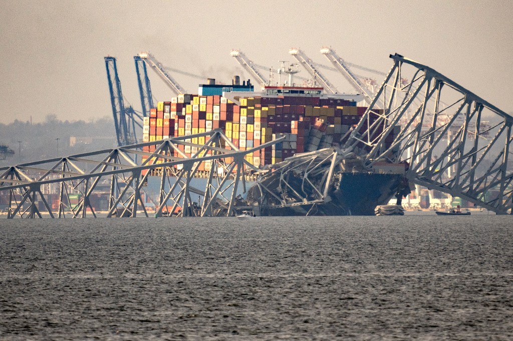 Barco carguero que chocó con un puente en Baltimore, Estados Unidos, este 26 de marzo de 2024.