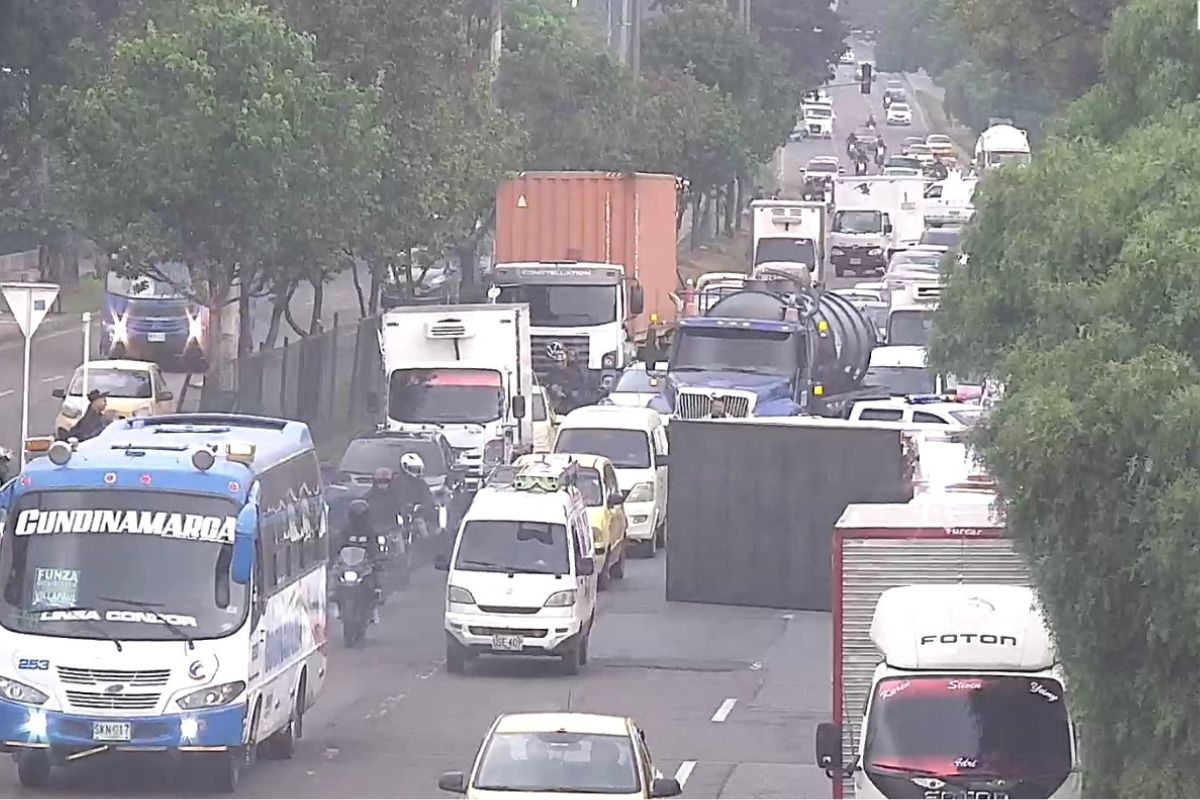 Foto de trancones en Bogotá: en calle 13 se volcó camión