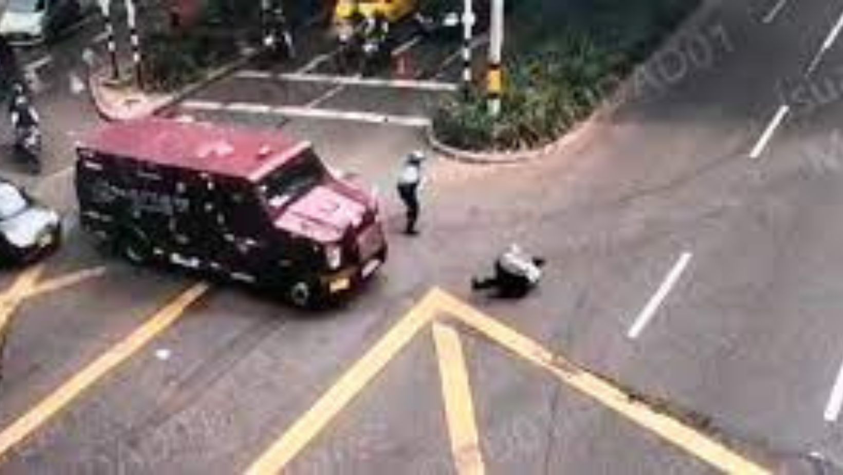 Carro de valores arrolló a dos agentes de tránsito en Medellín: hay video
