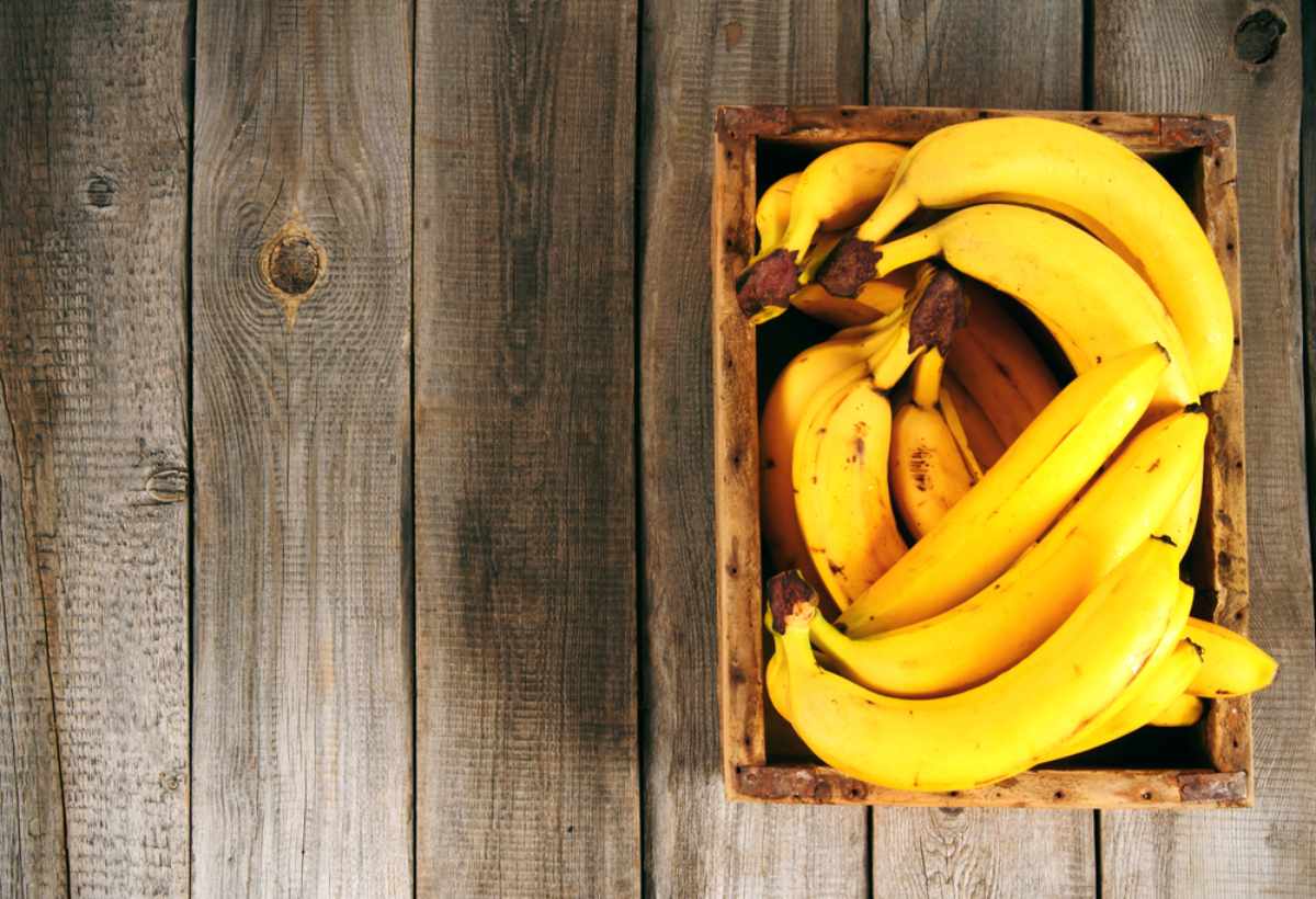 Foto de bananos, en nota de cómo hacer que plátano y banano maduren rápido.