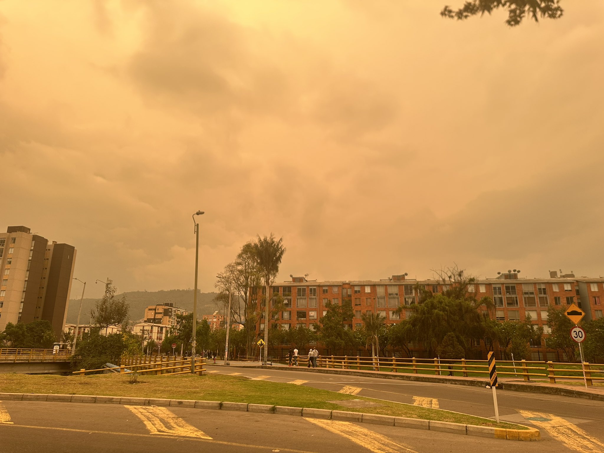 Por qué se puso el cielo amarillo en Bogotá