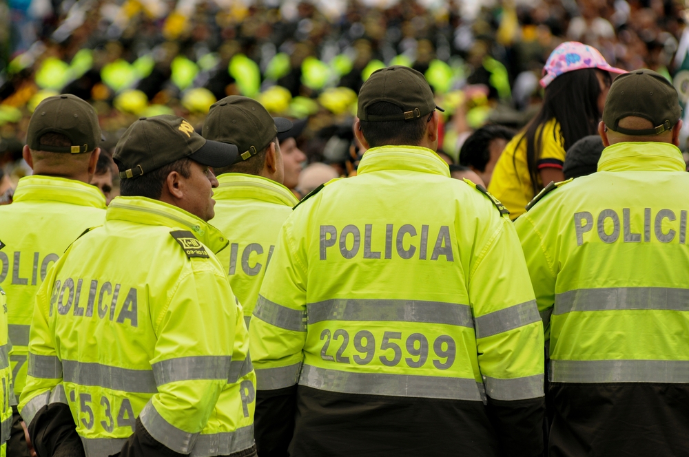 Robo de moto en Bogotá resultó con 2 policías accidentados y un arma perdida