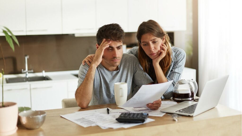 Persona triste por deudas. Foto: Shutterstock.
