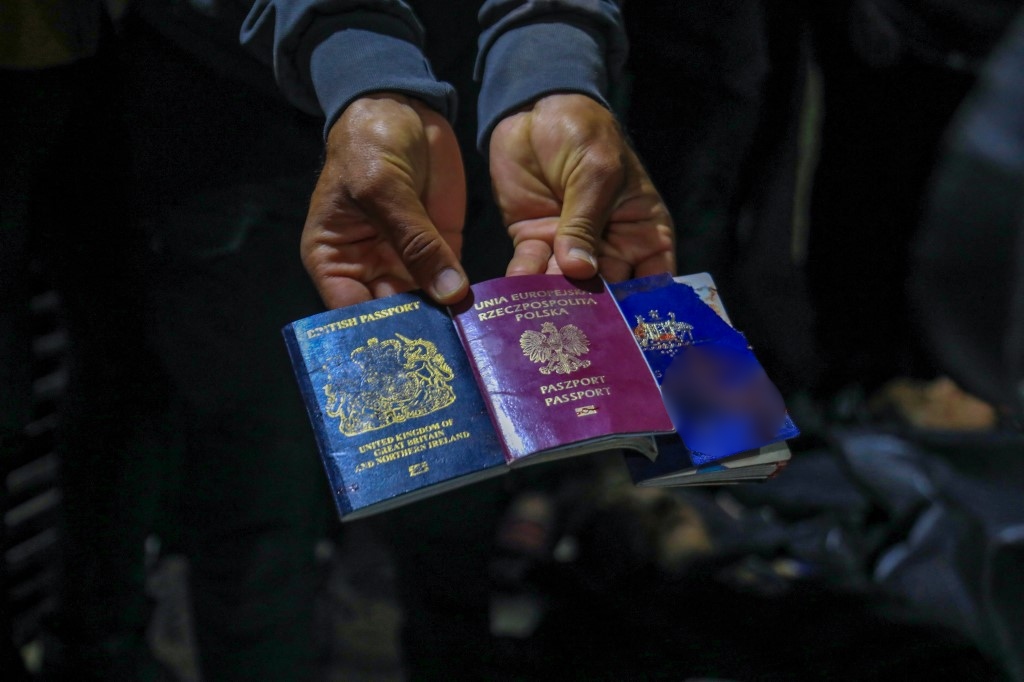 Pasaportes de trabajadores humanitarios asesinados en ataque israelí en Gaza.