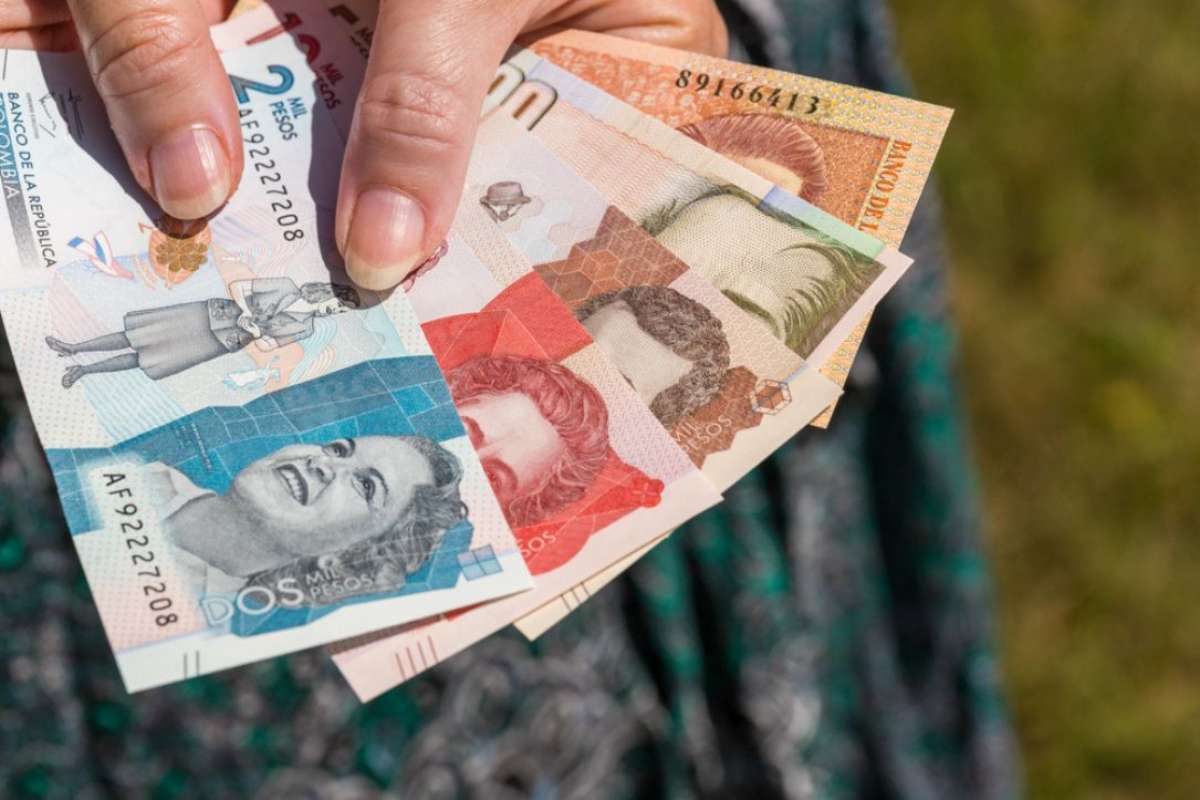 Foto de dinero colombiano, en nota de qué diferencia hay entre cuota moderadora y copago