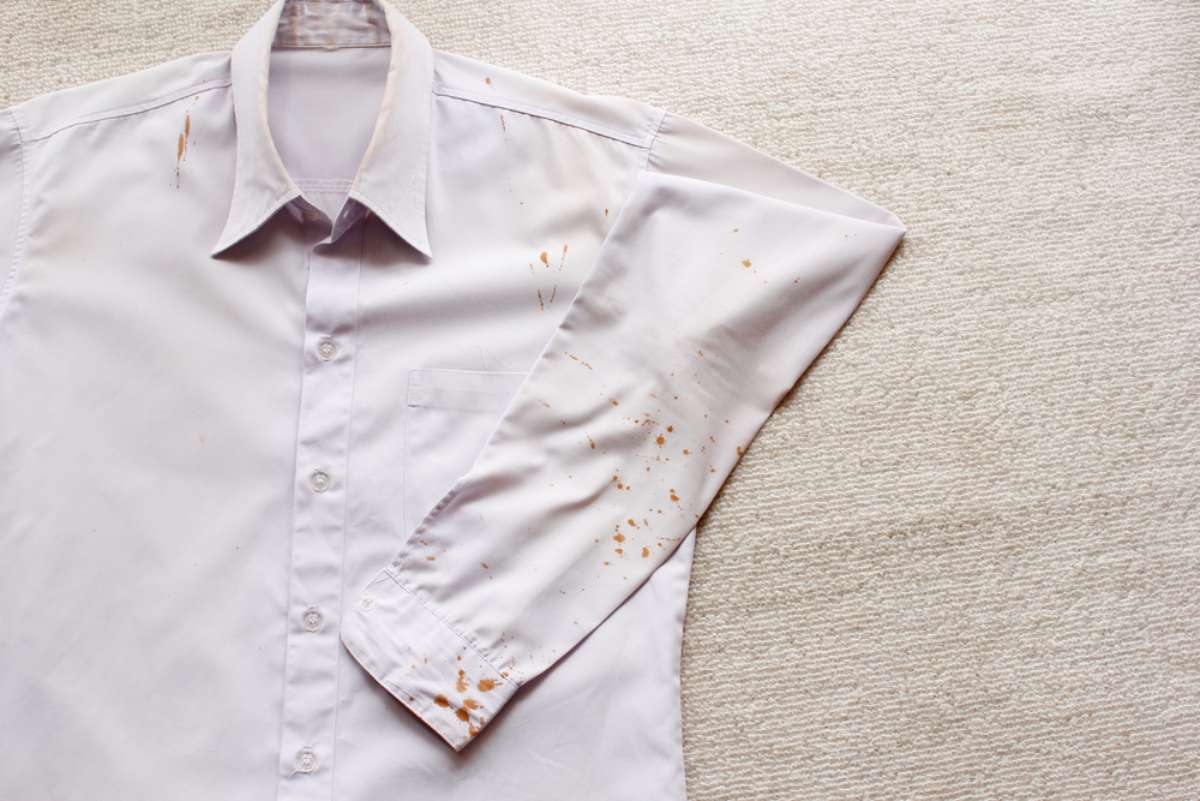 Foto de ropa oxidada, en nota de cómo quitar manchas de óxido de la ropa con cuatro trucos caseros que ayudarán
