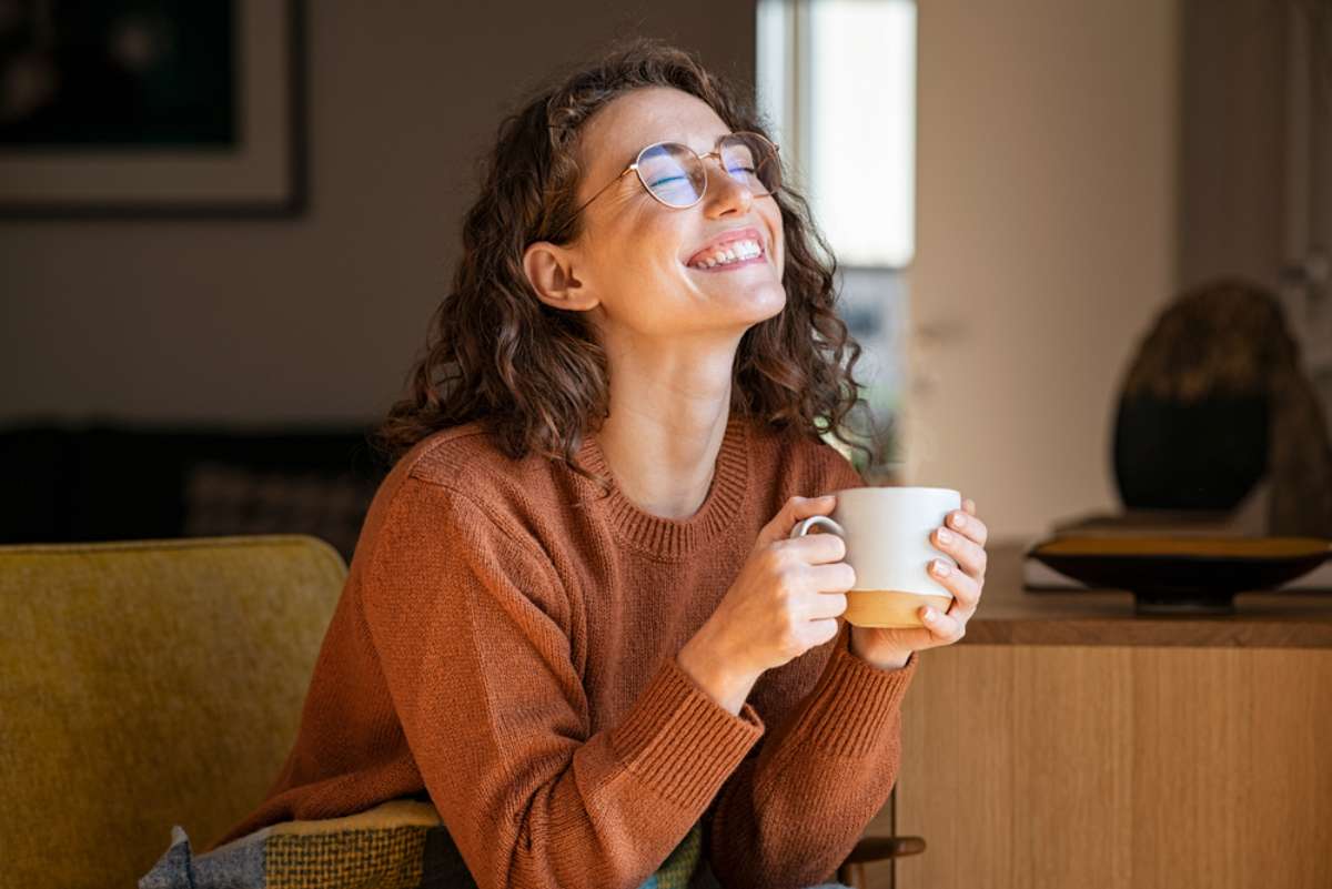 Foto de mujer con taza, en nota de cuántas veces se usa el café en la cafetera: consejos para ajustar sabor perfecto